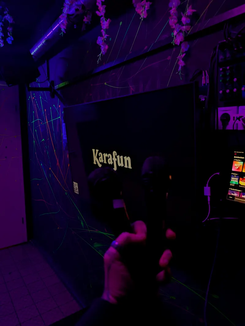 Neon Raum im KOYA Hamburg mit Schwarzlicht und Neonfarben – Bild 3