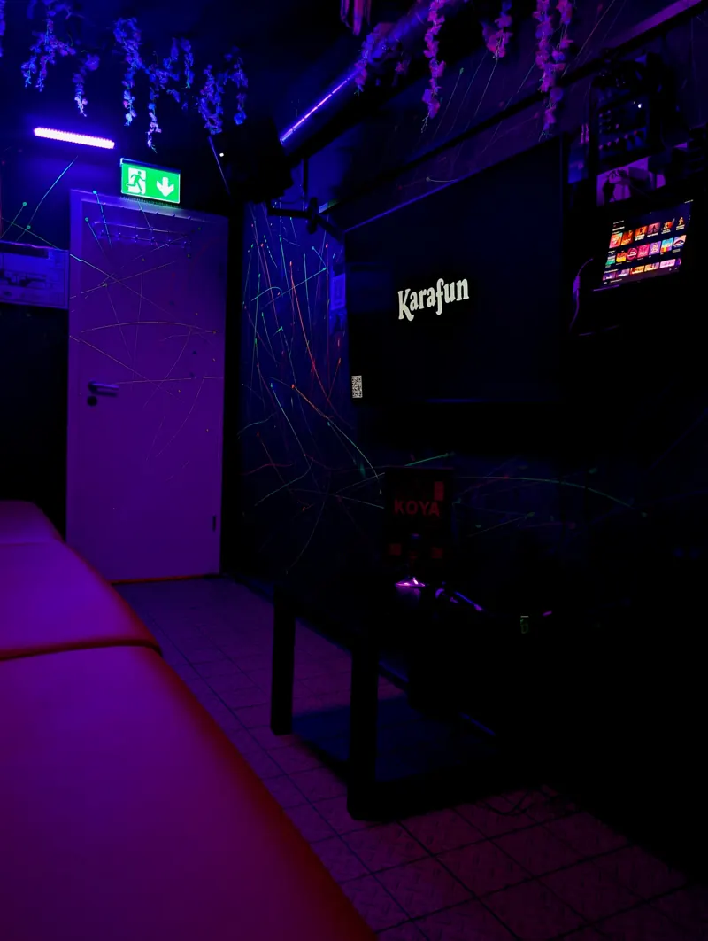 Neon Raum im KOYA Hamburg mit Schwarzlicht und Neonfarben – Bild 5