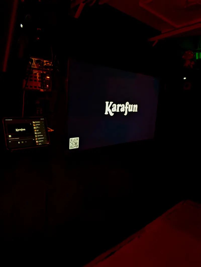 Urbex Raum im KOYA Hamburg mit Pflanzen, LED-Licht und Industrial-Look – Bild 5