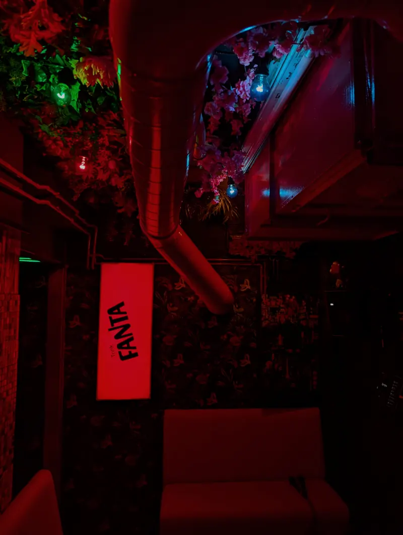 Urbex Raum im KOYA Hamburg mit Pflanzen, LED-Licht und Industrial-Look – Bild 6